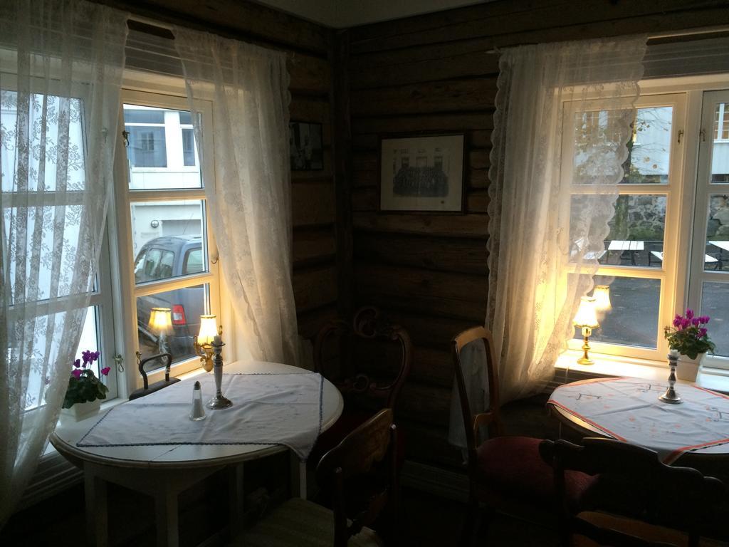 Gjestehuset Ibsen Grimstad  Exteriör bild